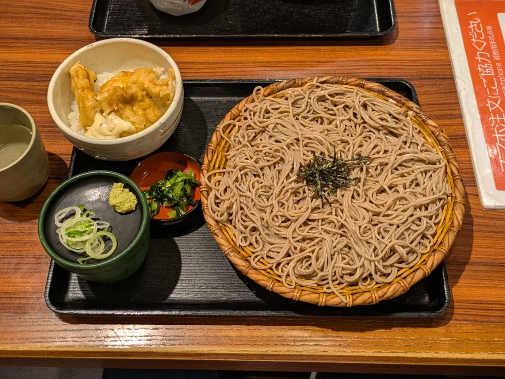 ざるそばとミニとり天丼のセット